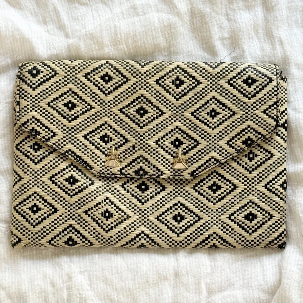 Women’s Stella & Dot Woven Raffia Clutch Purse- Black & Tan Geometric pattern.